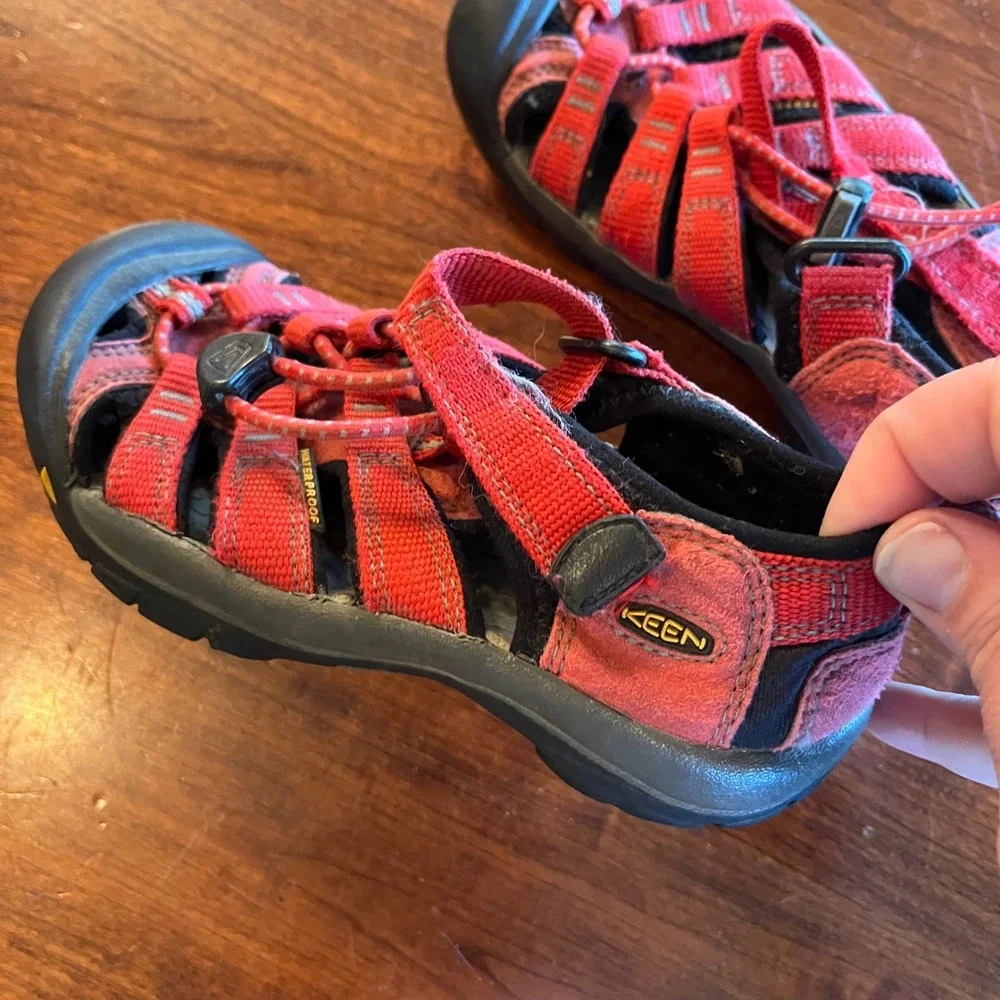Keen Newport H2 Kids Red Black Waterproof‎ Sport Sandals Size 11US / 10UK